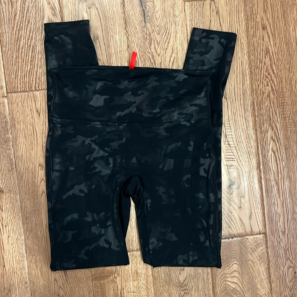 SPANX Camo Leggings Size Medium